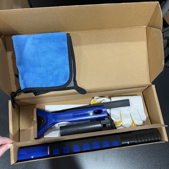 Snow brush extendable. It’s new - Picture 4 of 4